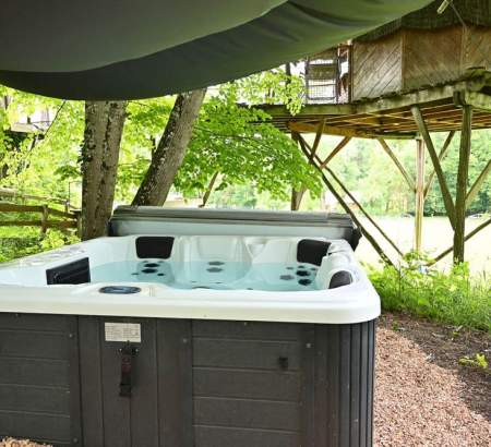 Profitez du jacuzzi attenant à la cabane