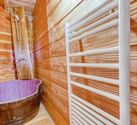Cabane équipée de sanitaires pour votre confort