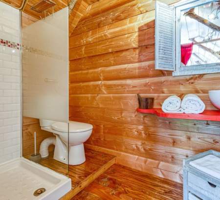 La cabane est équipée de sanitaires