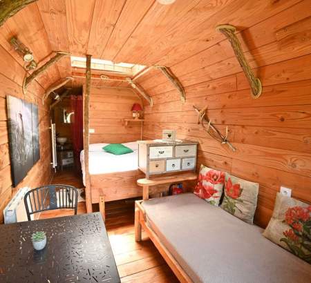 Cabane avec une décoration chaleureuse