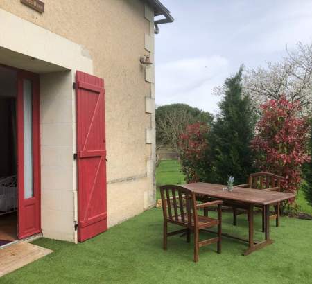 Aménagée avec mobilier de jardin