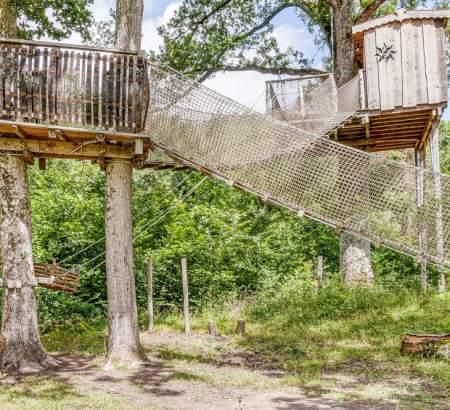 Il faut franchir 2 ponts pour accéder à la cabane