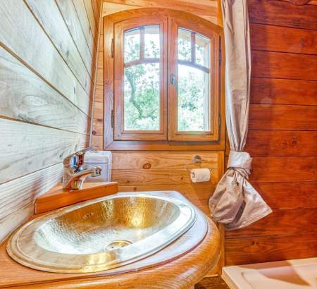 Cabane équipée de sanitaires