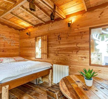 Chambre avec une décoration chaleureuse
